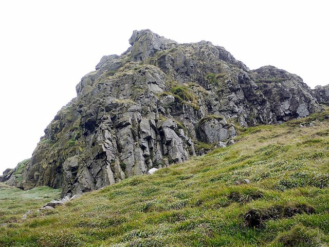 Rock buttress on south side of Hen Hole © Andrew Curtis cc-by-sa/2.0 ...