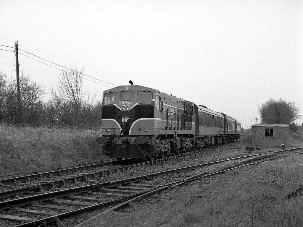 Passenger train at Silvermines Junction © The Carlisle Kid cc-by-sa/2.0 ...