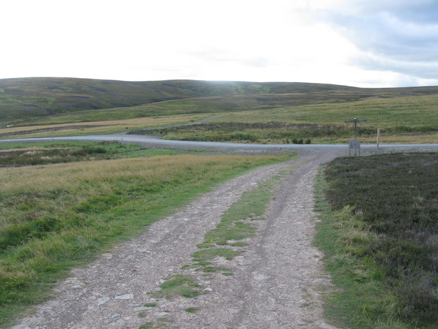 Staggered Crossroads of Tracks near... © G Laird cc-by-sa/2.0 ...