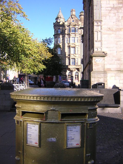 Edinburgh: golden postbox, Hunter Square