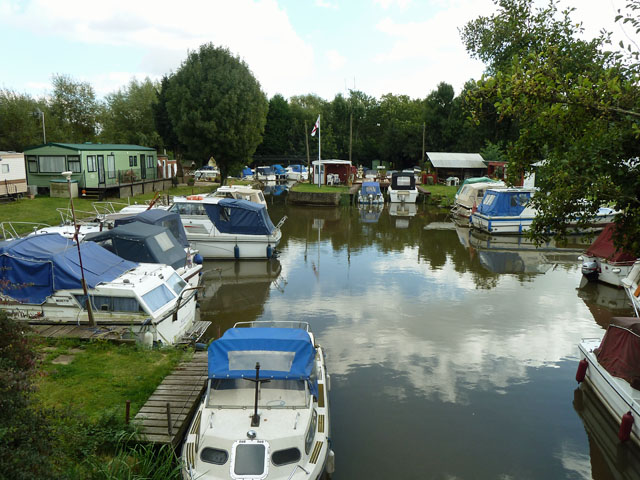 Marina near Twyford Bridge © Robin Webster cc-by-sa/2.0 :: Geograph ...