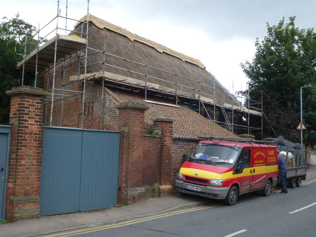 Peckover Reed Barn, Wisbech - Thatching the ridges