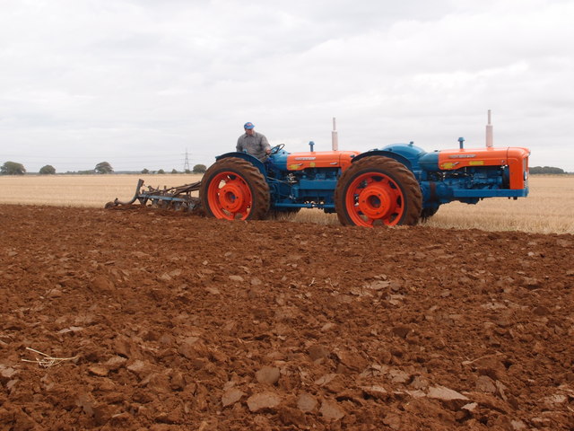 Doe tractor ploughing