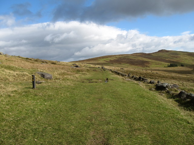 The ascending Tain Way below the Golyn... © Eric Jones cc-by-sa/2.0 ...