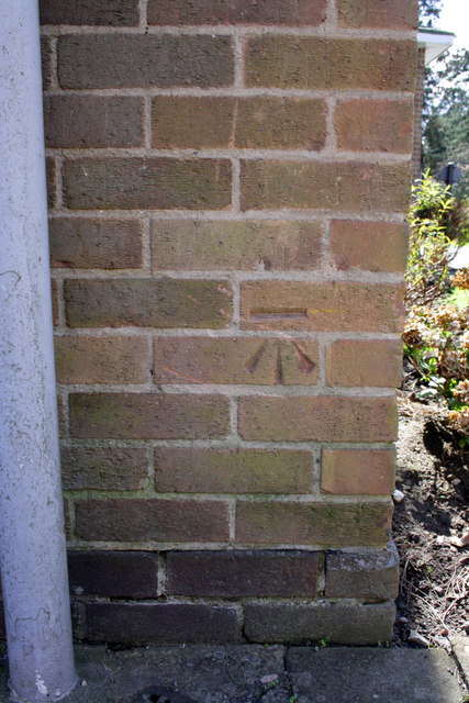 benchmark-on-catherine-dalley-house-roger-templeman-geograph