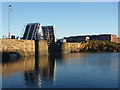 NT6879 : Coastal East Lothian : The Lifting Bridge and Lamer Island, Dunbar by Richard West