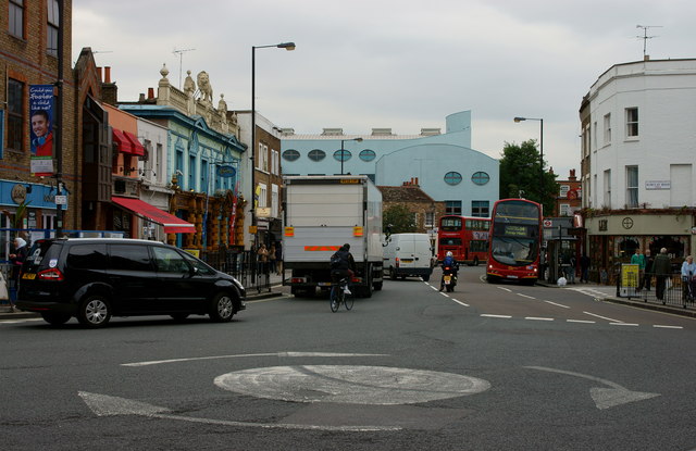 Fulham Road, Fulham, London © Peter Trimming cc-by-sa/2.0 :: Geograph