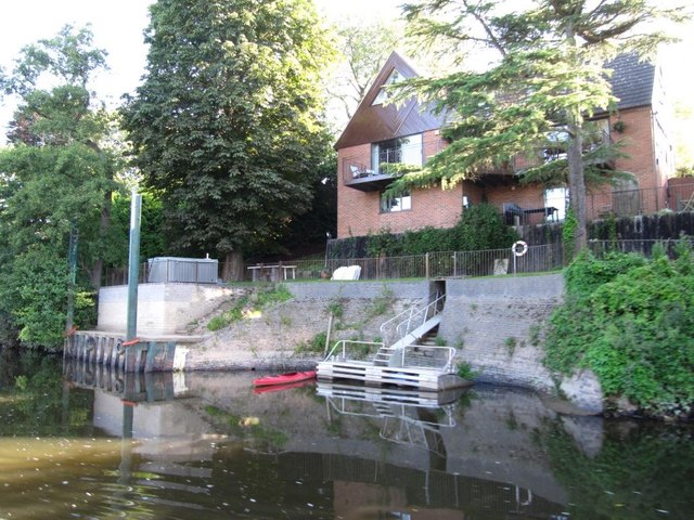 House with a floating landing stage