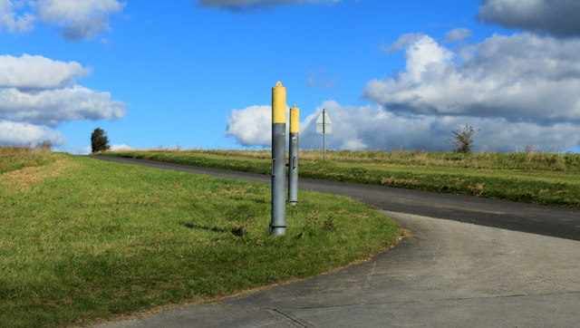 2012 : Guard posts on a tank crossing