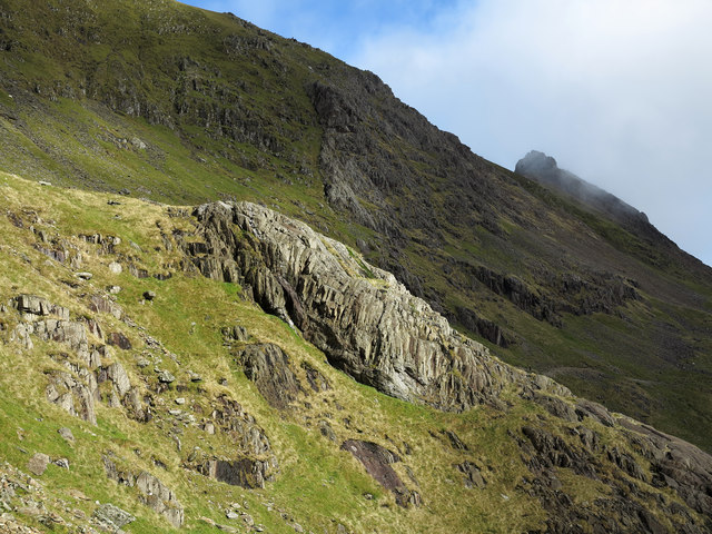 Crag between Miners Track and Pyg Track © Trevor Littlewood cc-by-sa/2. ...