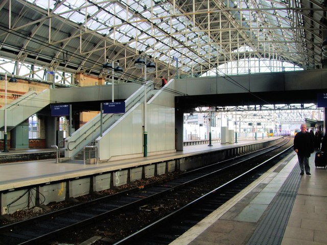 Manchester Piccadilly station footbridge © Paul Gillett cc-by-sa/2.0 ...