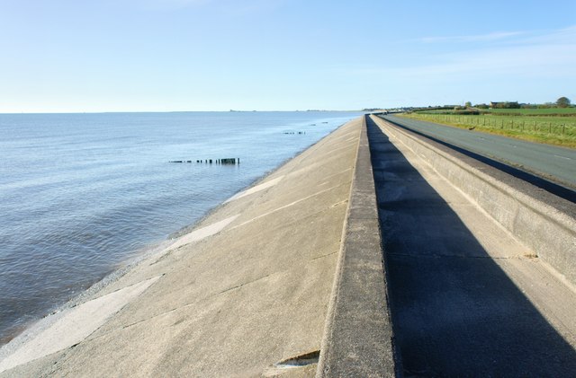 Sea wall - Concrete coastal defence © Stephen Middlemiss ...