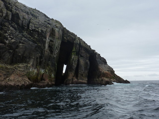 Flannan Isles: small natural arch on Roaiream