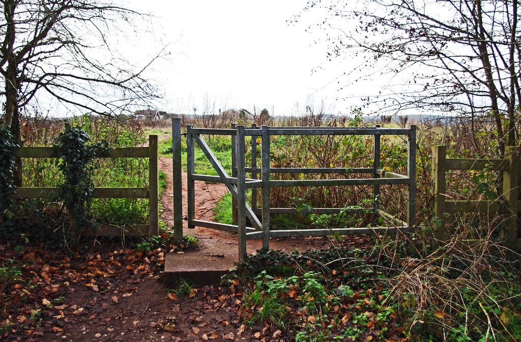 Kissing gate entrance to field by... © P L Chadwick cc-by-sa/2.0 ...