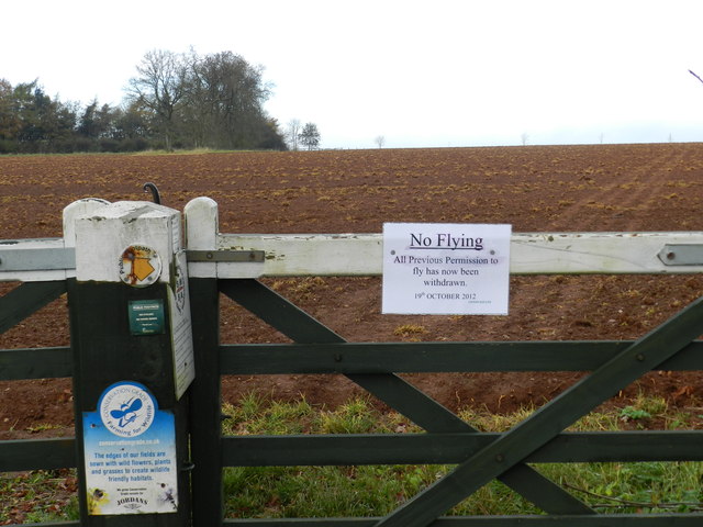 Field gate on Sugarswell Lane