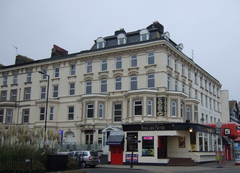 The Hook and Parrot pub, Bridlington © JThomas cc-by-sa/2.0 :: Geograph ...