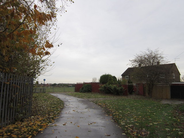 A path leading to Stonebridge Fields