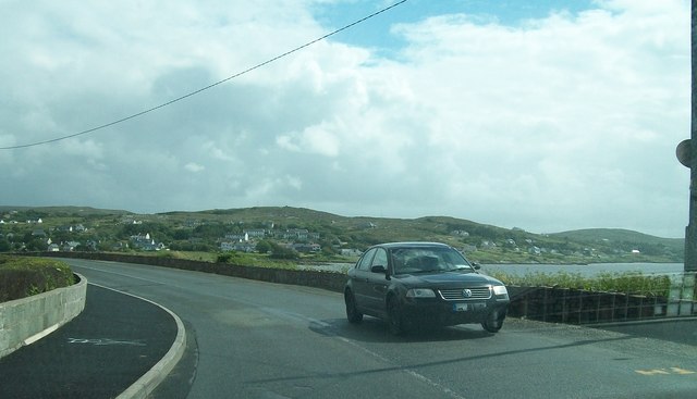 View east along Mill Road on the western outskirts of An Clochan Liath/Dungloe
