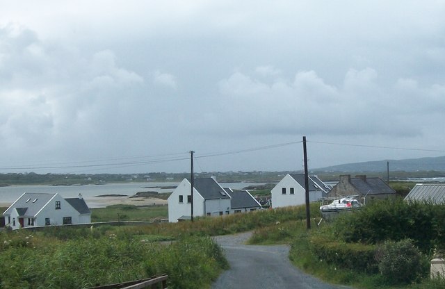 Cottages on the crooked lane leading to Cruit Island