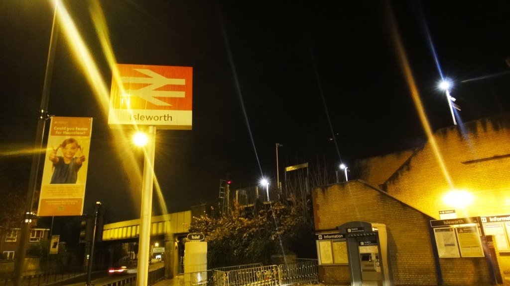 Isleworth station © Phillip Perry cc-by-sa/2.0 :: Geograph Britain and ...