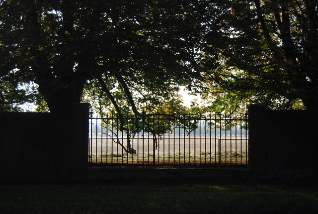 Gap in the boundary wall of Hampton Court Gardens