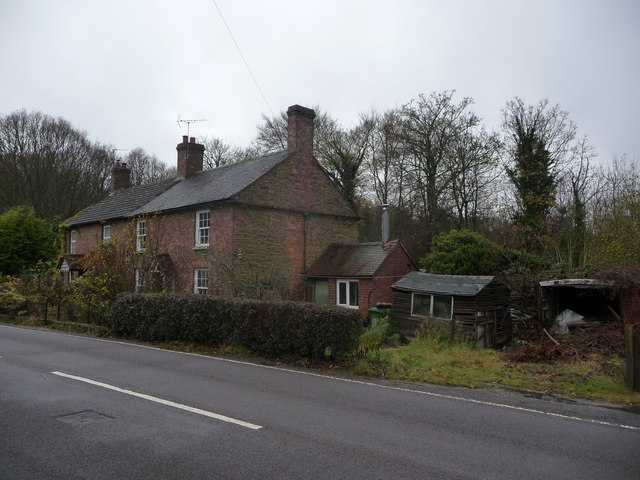 Cottage beside the B4194 road in Buttonoak