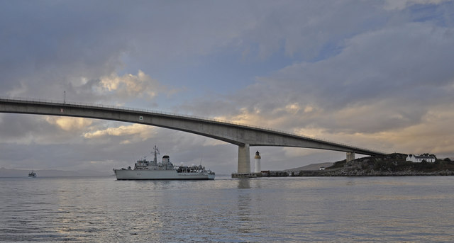 HMS Hurworth (M39) passes under the Skye Bridge