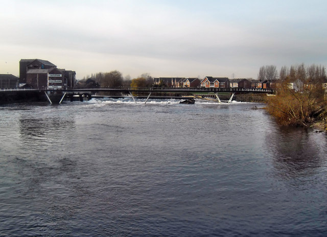 The Footbridge and weir at Castleford