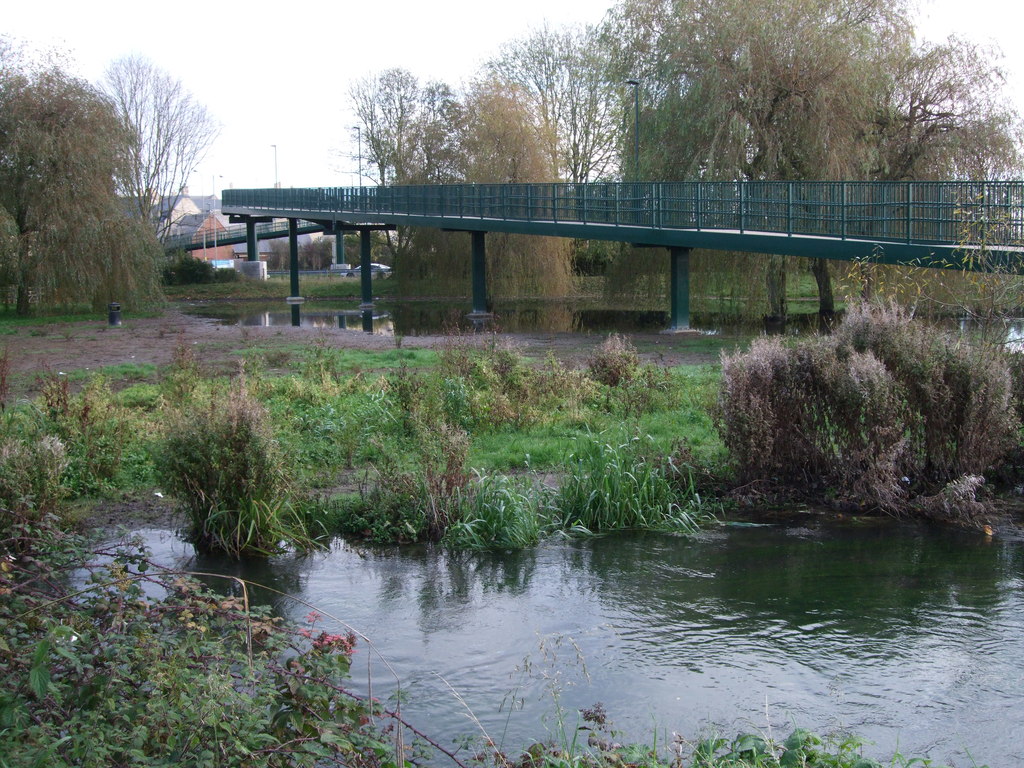 Footbridge over the River Churn near... © Vieve Forward cc-by-sa/2.0 ...