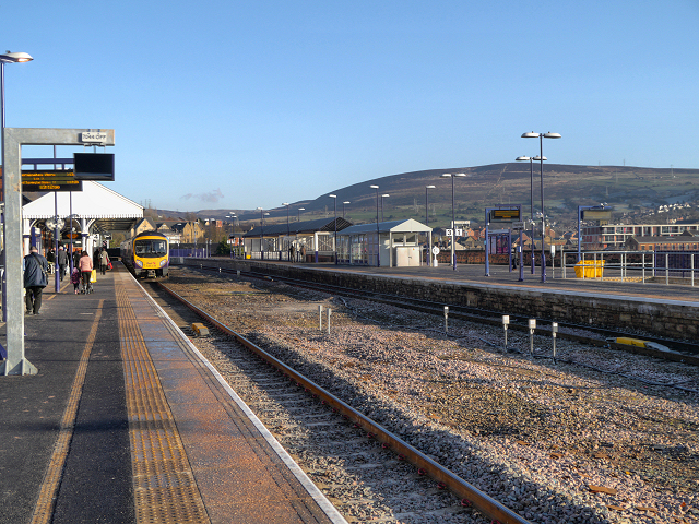 Stalybridge Station © David Dixon cc-by-sa/2.0 :: Geograph Britain and ...