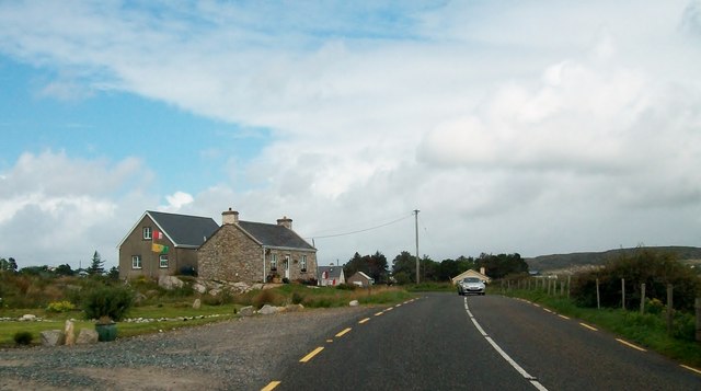 Houses on a rock outcrop on the R259 overlooking Lough Meela
