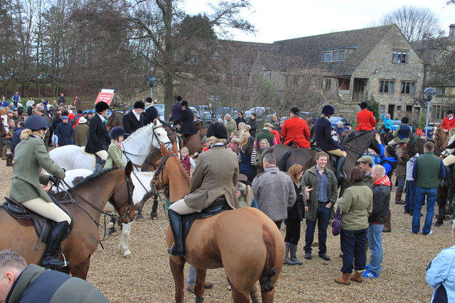 The Cotswold Hunt assembles at the Frogmill Hotel