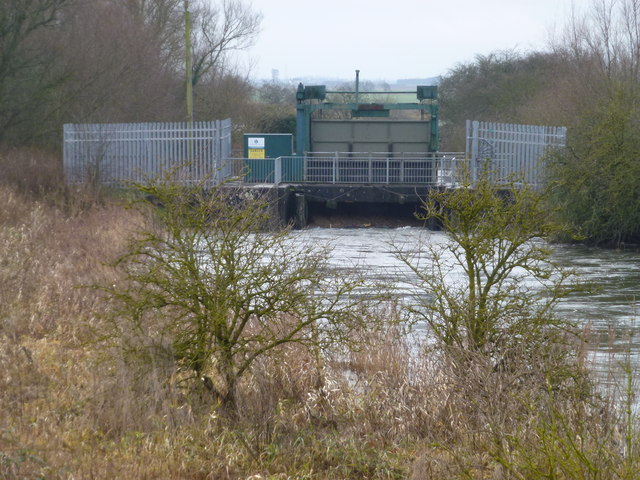 Ring's End sluice discharging into The River Nene - The Nene Washes