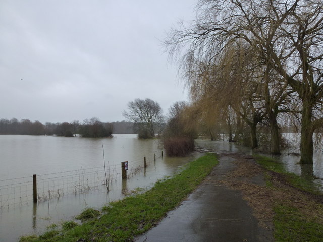 The River Nene flooding into Overton... © Richard Humphrey cc-by-sa/2.0 ...