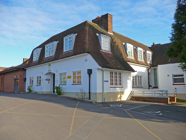 Andover - War Memorial Hospital © Chris Talbot cc-by-sa/2.0 :: Geograph