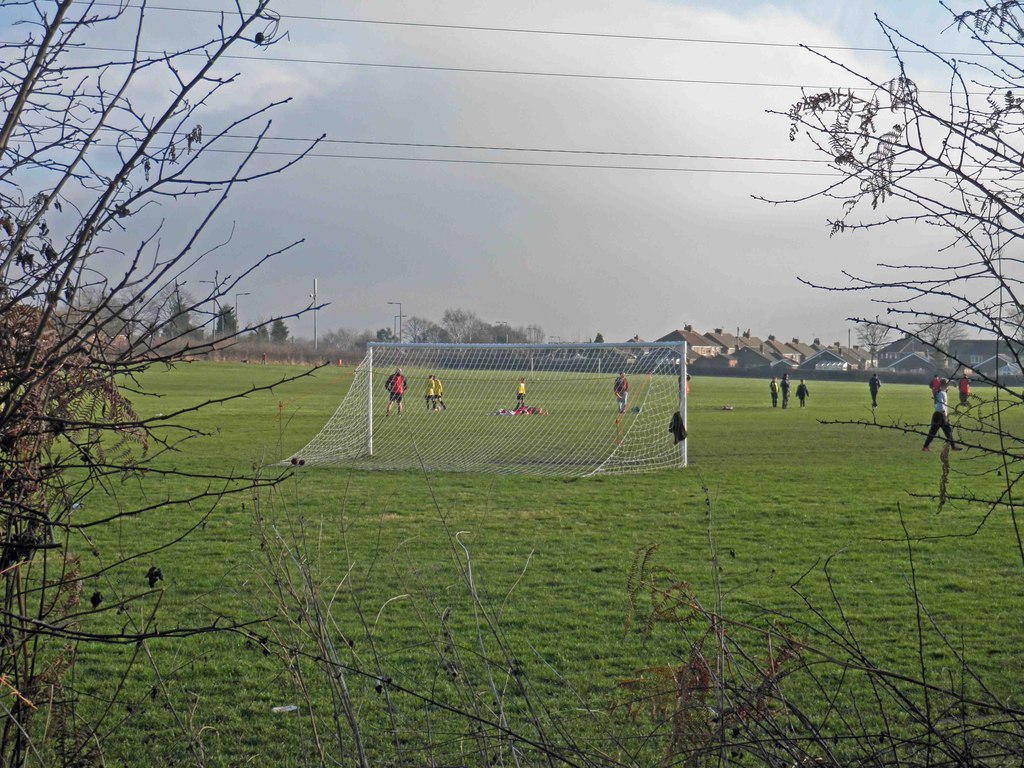 sunday-morning-football-match-steve-fareham-cc-by-sa-2-0-geograph