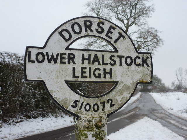 Halstock Leigh: signpost detail