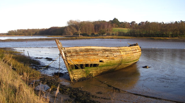 Wreck On The River Deben © Chris Holifield Cc-by-sa 2.0 :: Geograph 