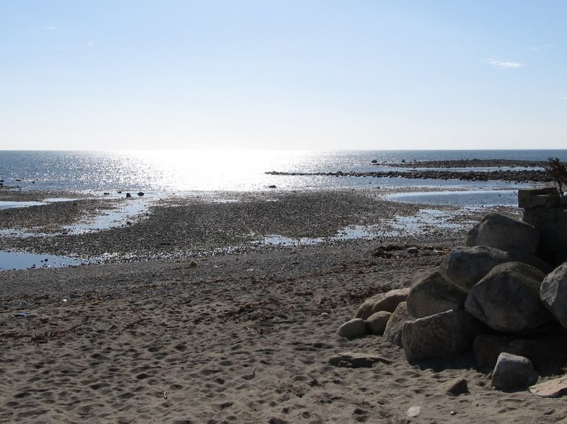 The beach on the west side of Leestone... © Eric Jones cc-by-sa/2.0 ...