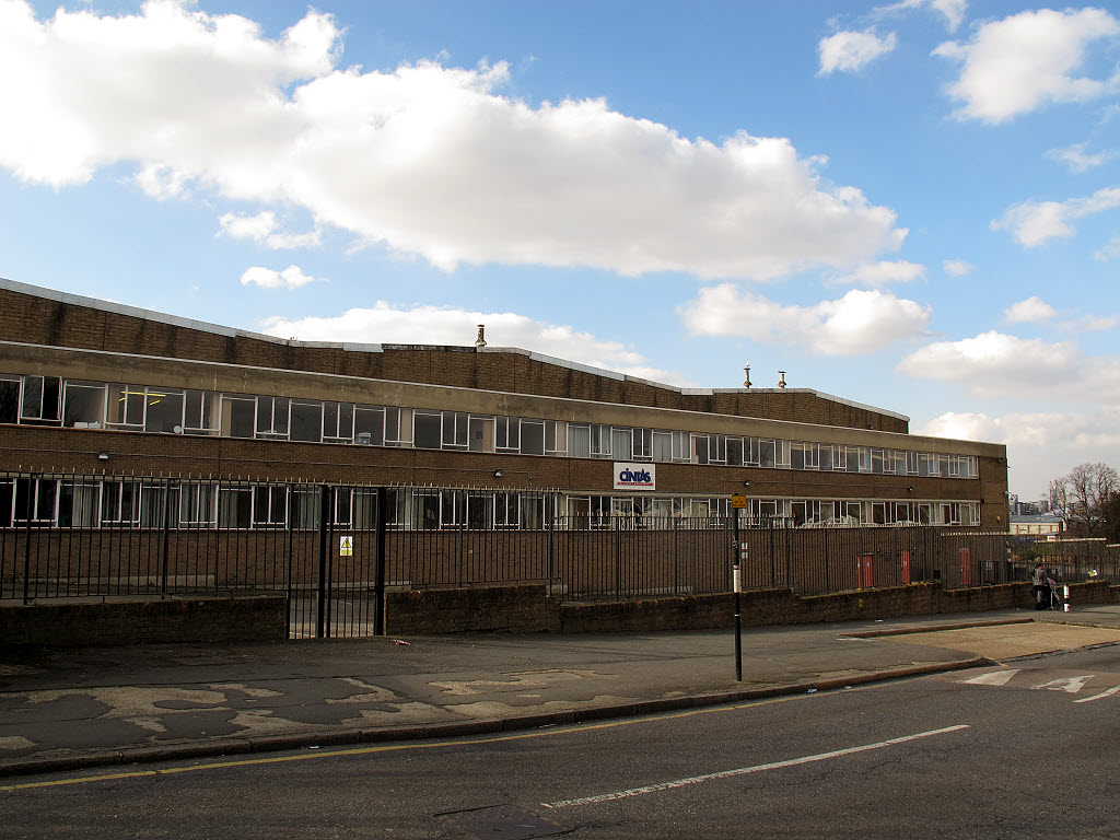 cintas-warehouse-charlton-east-side-stephen-craven-cc-by-sa-2-0