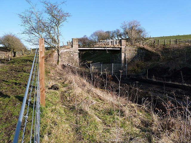 A bridge over the former Waverley... © Walter Baxter cc-by-sa/2.0 ...