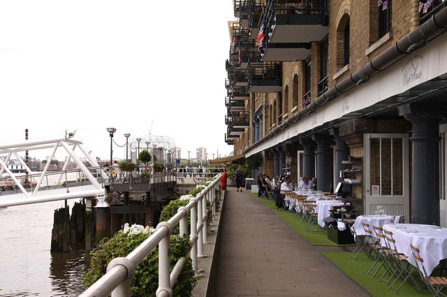 Diners by the Thames Path
