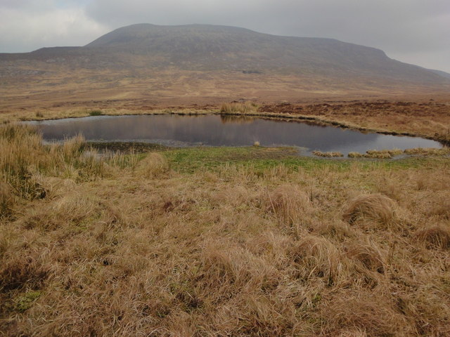 Tiny lochan looking north to Beenoskee