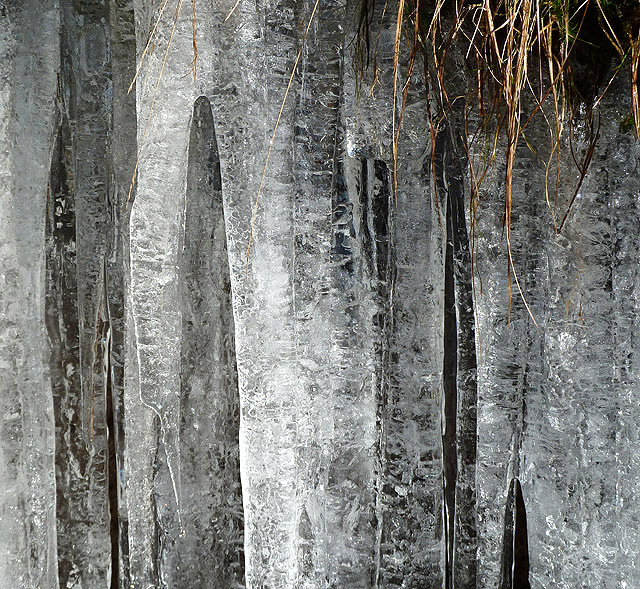 Icicles at Cowie Cleuch © Walter Baxter cc-by-sa/2.0 :: Geograph ...