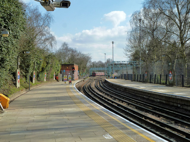Grange Hill station platforms
