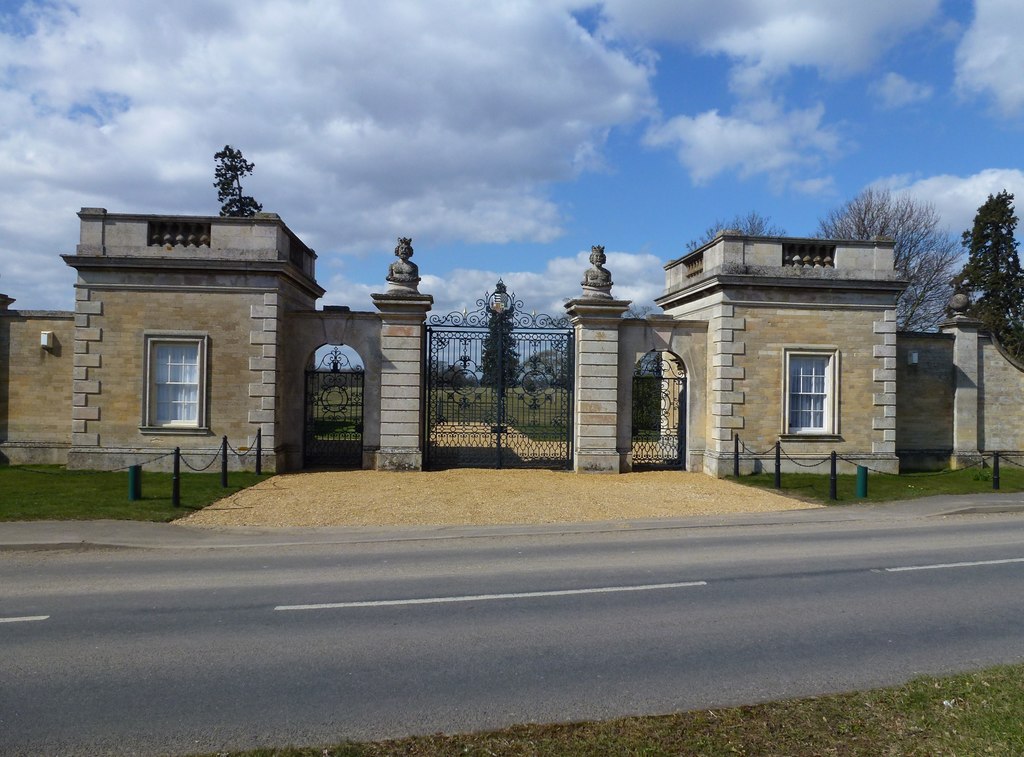 Gate Lodges To Former Uffington House © Richard Humphrey Cc-by-sa 2.0 