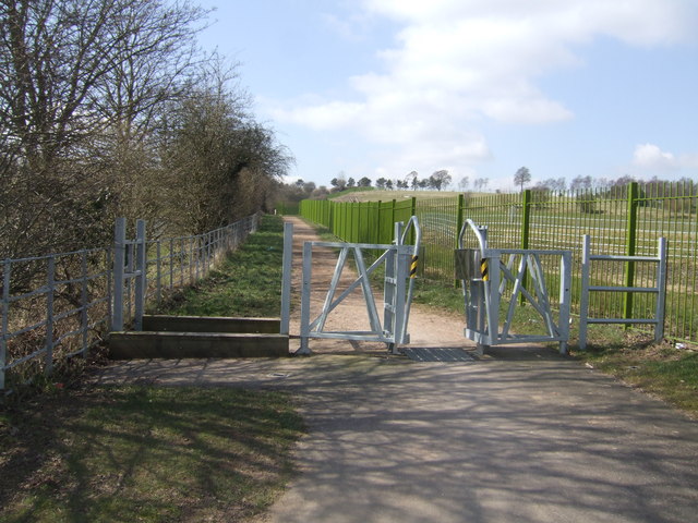 Footpath to Bushbury Hill © John M cc-by-sa/2.0 :: Geograph Britain and ...