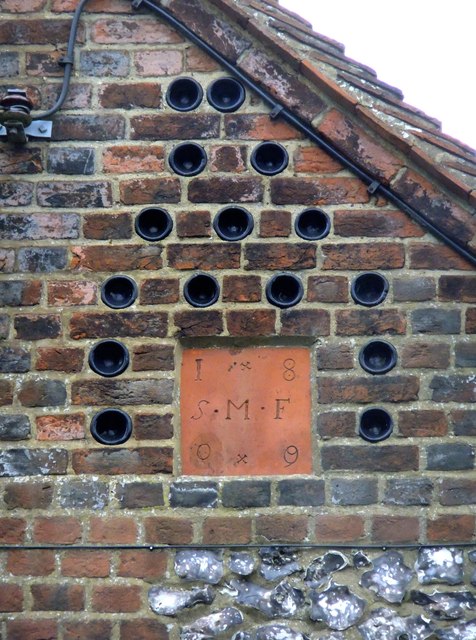 The Bottle Cottages: bottle decoration and terracotta tile