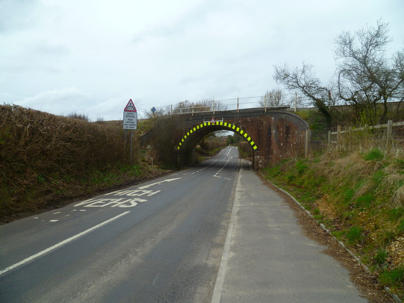 Railway bridge at Lockerley © Shazz cc-by-sa/2.0 :: Geograph Britain ...