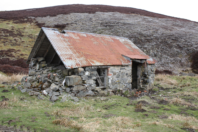 Derelict bothy below Long Moss © Dorothy Carse cc-by-sa/2.0 :: Geograph ...